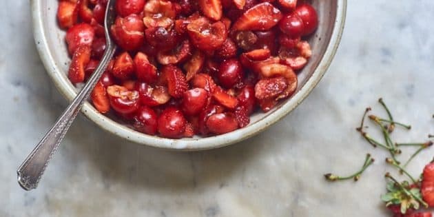 Красный салат с клубникой и черешней